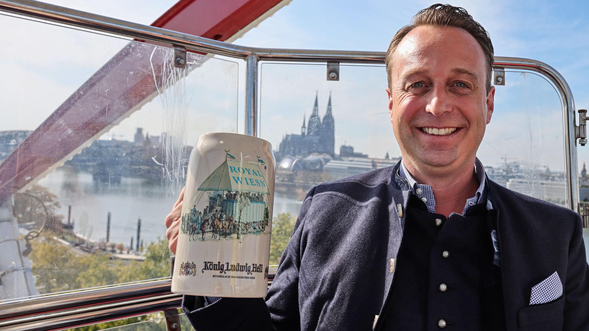 Lukas Wachten sitzt in der Riesenrad-Gondel.