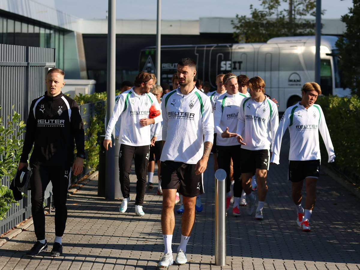 Tim Kleindienst auf dem Weg auf den Trainingsplatz bei Borussia Mönchengladbach.