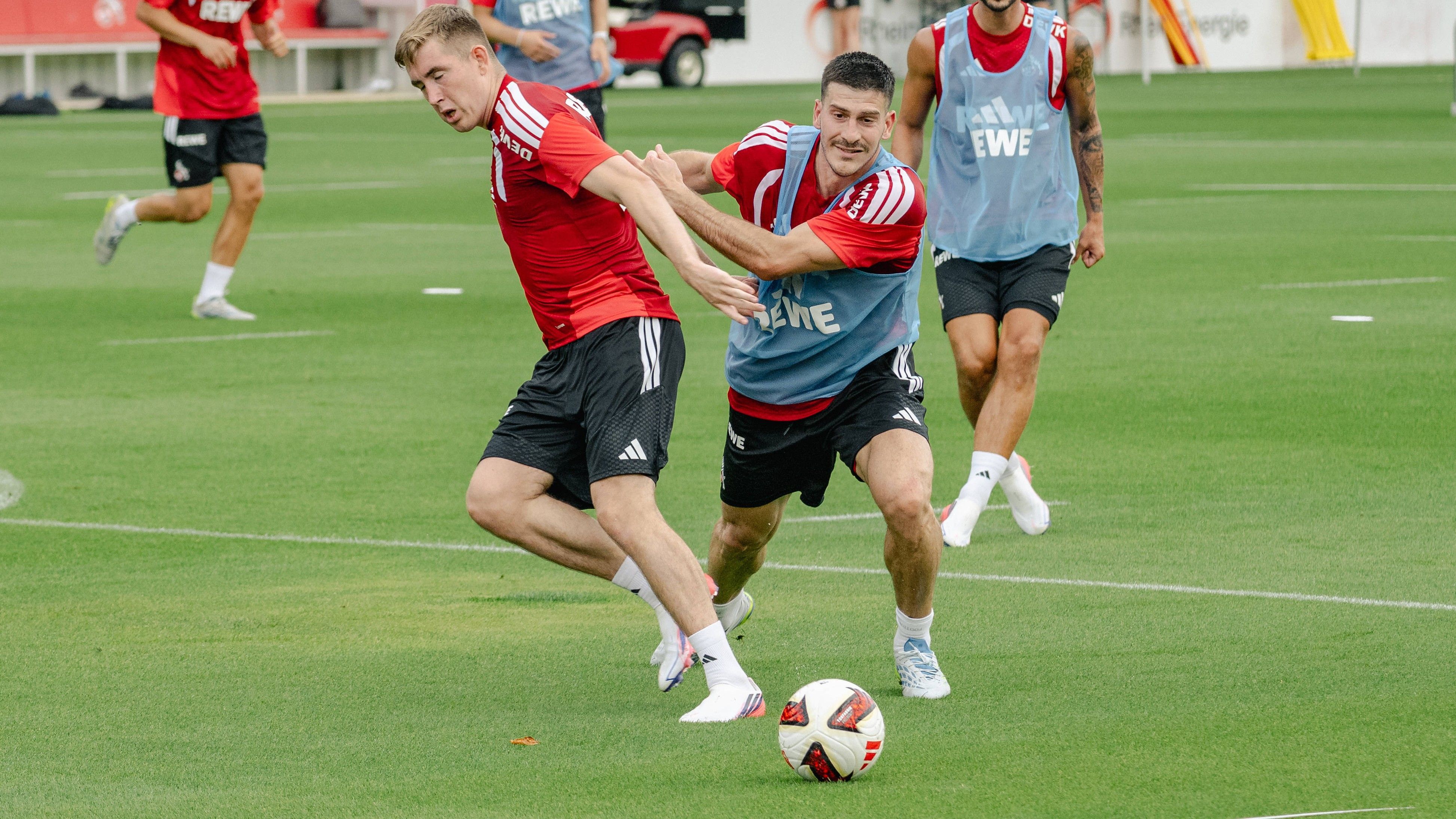 Duell um den Ball zwischen Luka Lochoshvili und Isak Johannesson.