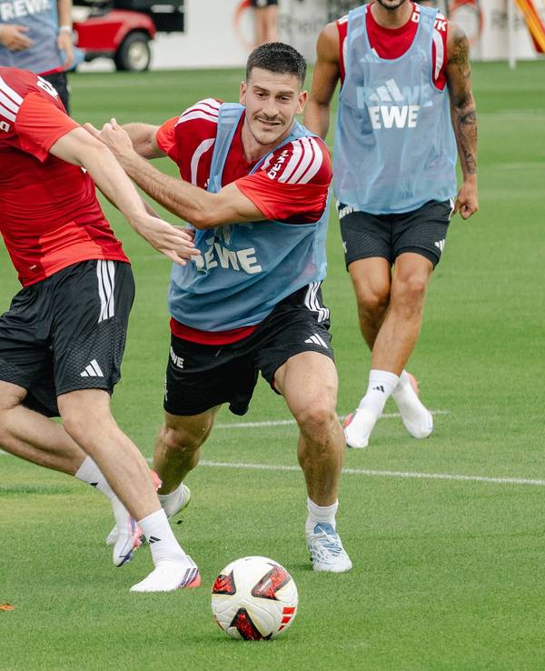 Duell um den Ball zwischen Luka Lochoshvili und Isak Johannesson.