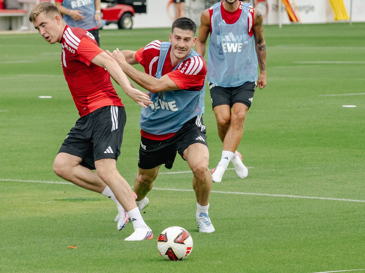 Duell um den Ball zwischen Luka Lochoshvili und Isak Johannesson.