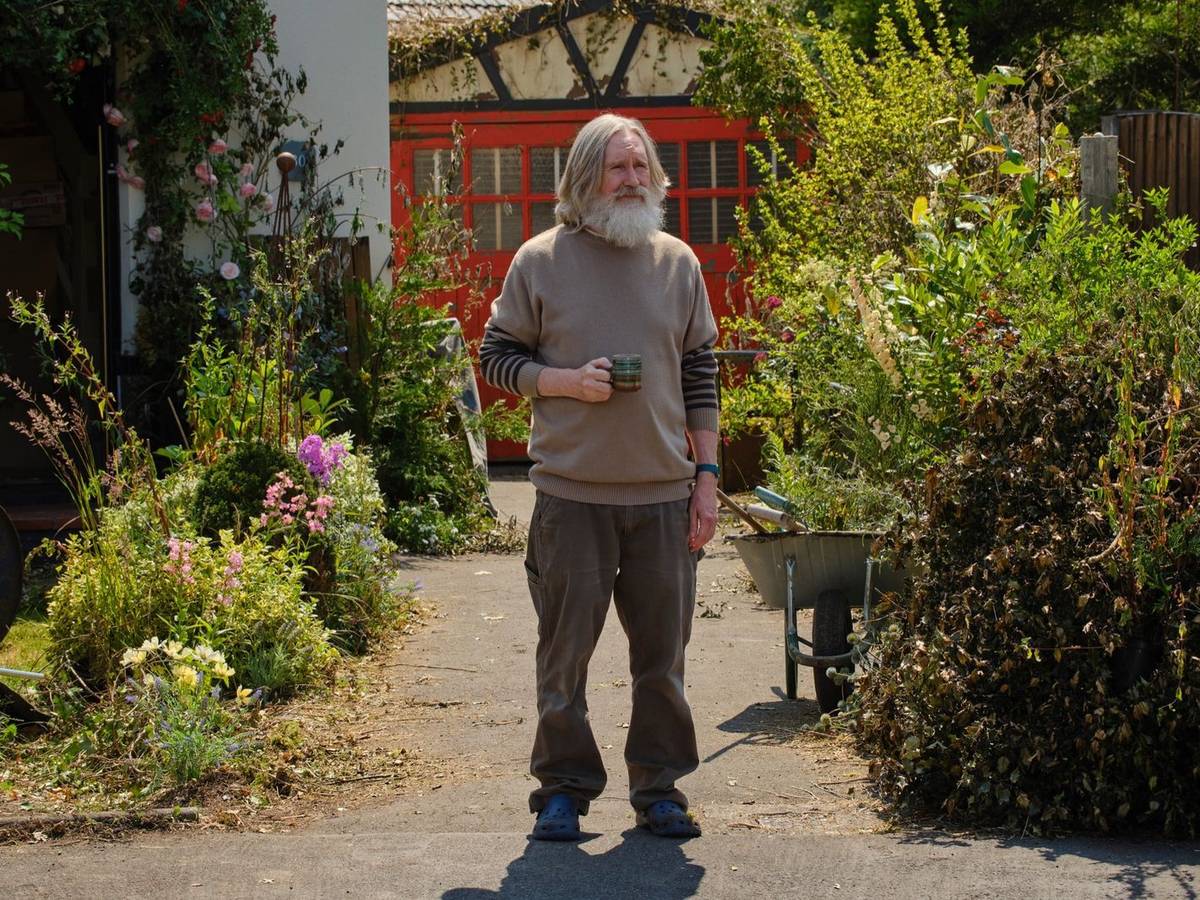 Michael (Pearce Quigley) lässt sich prinzipiell durch nichts aus der Ruhe bringen - auch nicht von den kleinen Zauberwesen, die er in seinem Schuppen braut. (Bild: © Apple TV / Hot Olives Productions Lim. / Matt Squire)