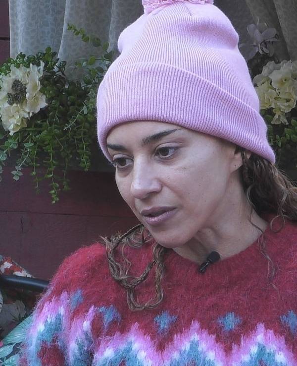 Bei „Promi Big Brother“ hat Nadja Benaissa über den Ausstieg von Jessica Wahls bei den No Angels gesprochen. (Bild: Joyn)