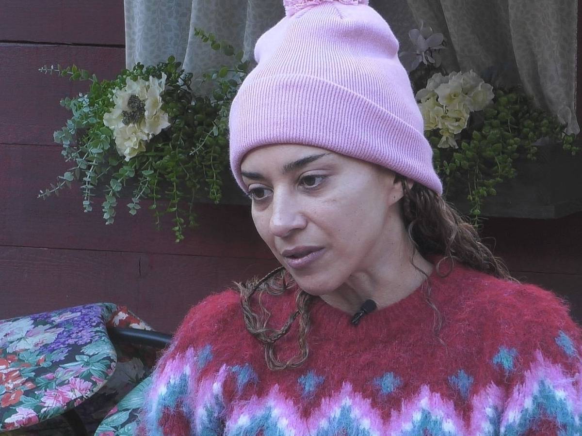 Bei „Promi Big Brother“ hat Nadja Benaissa über den Ausstieg von Jessica Wahls bei den No Angels gesprochen. (Bild: Joyn)