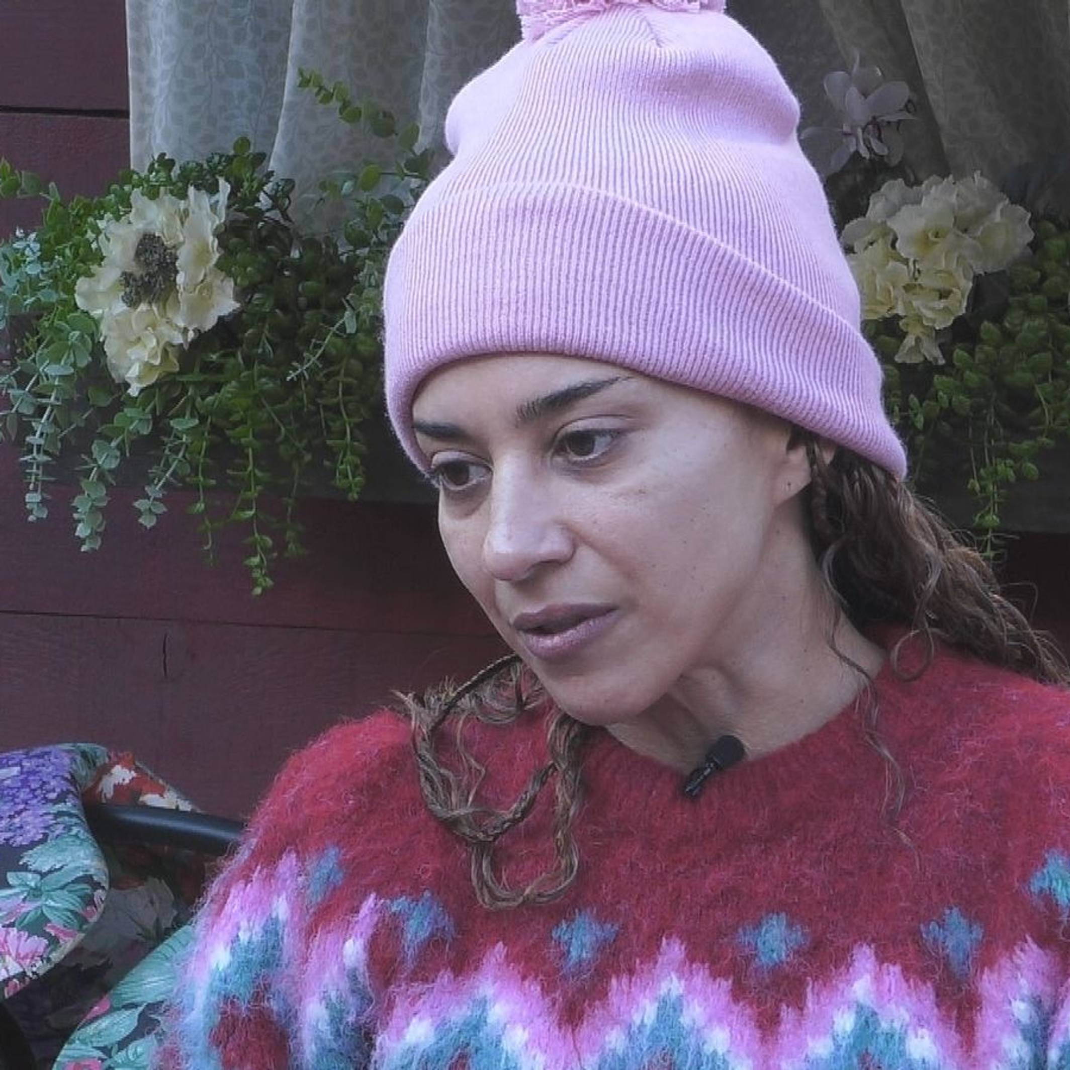Bei „Promi Big Brother“ hat Nadja Benaissa über den Ausstieg von Jessica Wahls bei den No Angels gesprochen. (Bild: Joyn)