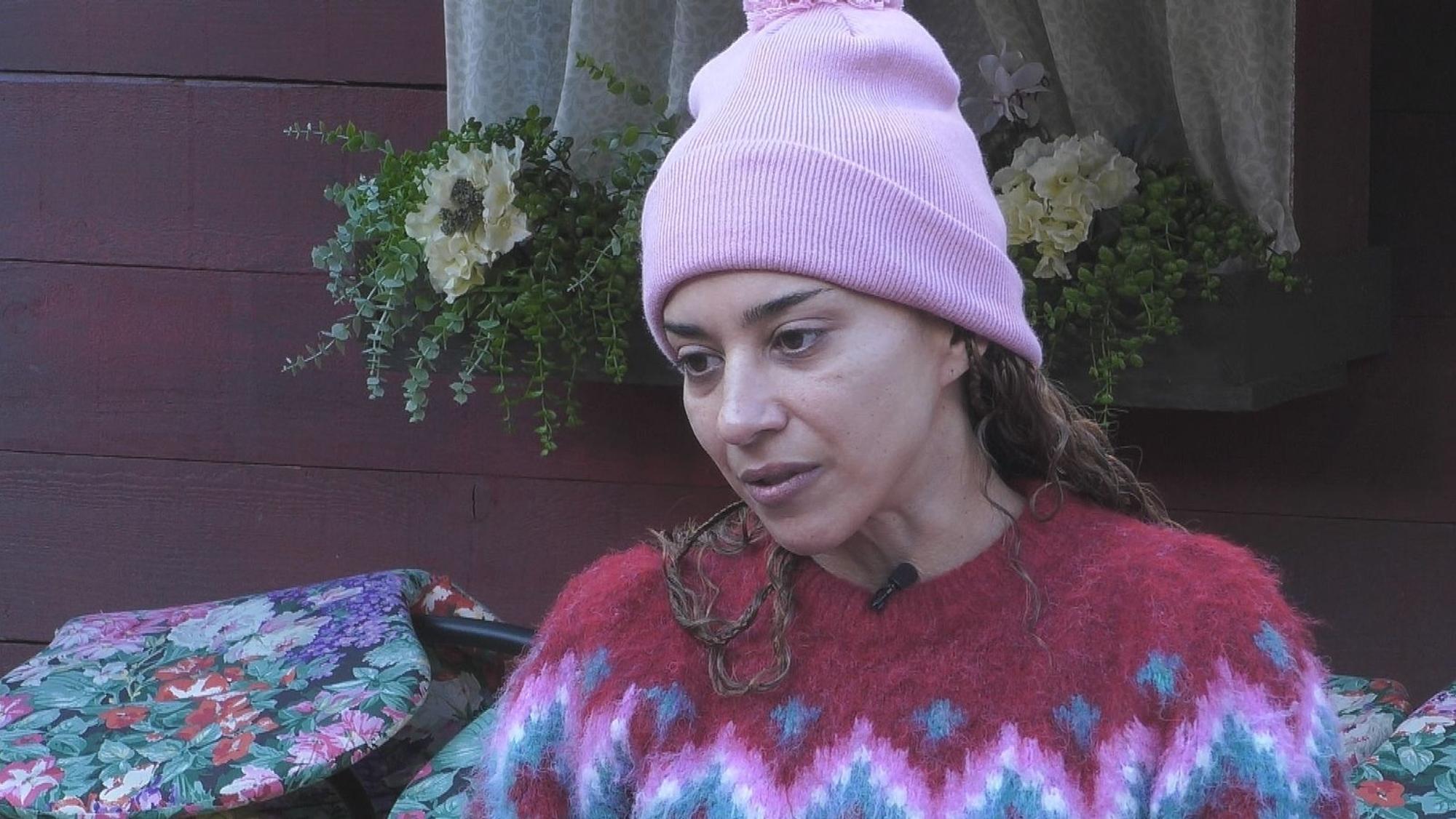 Bei „Promi Big Brother“ hat Nadja Benaissa über den Ausstieg von Jessica Wahls bei den No Angels gesprochen. (Bild: Joyn)