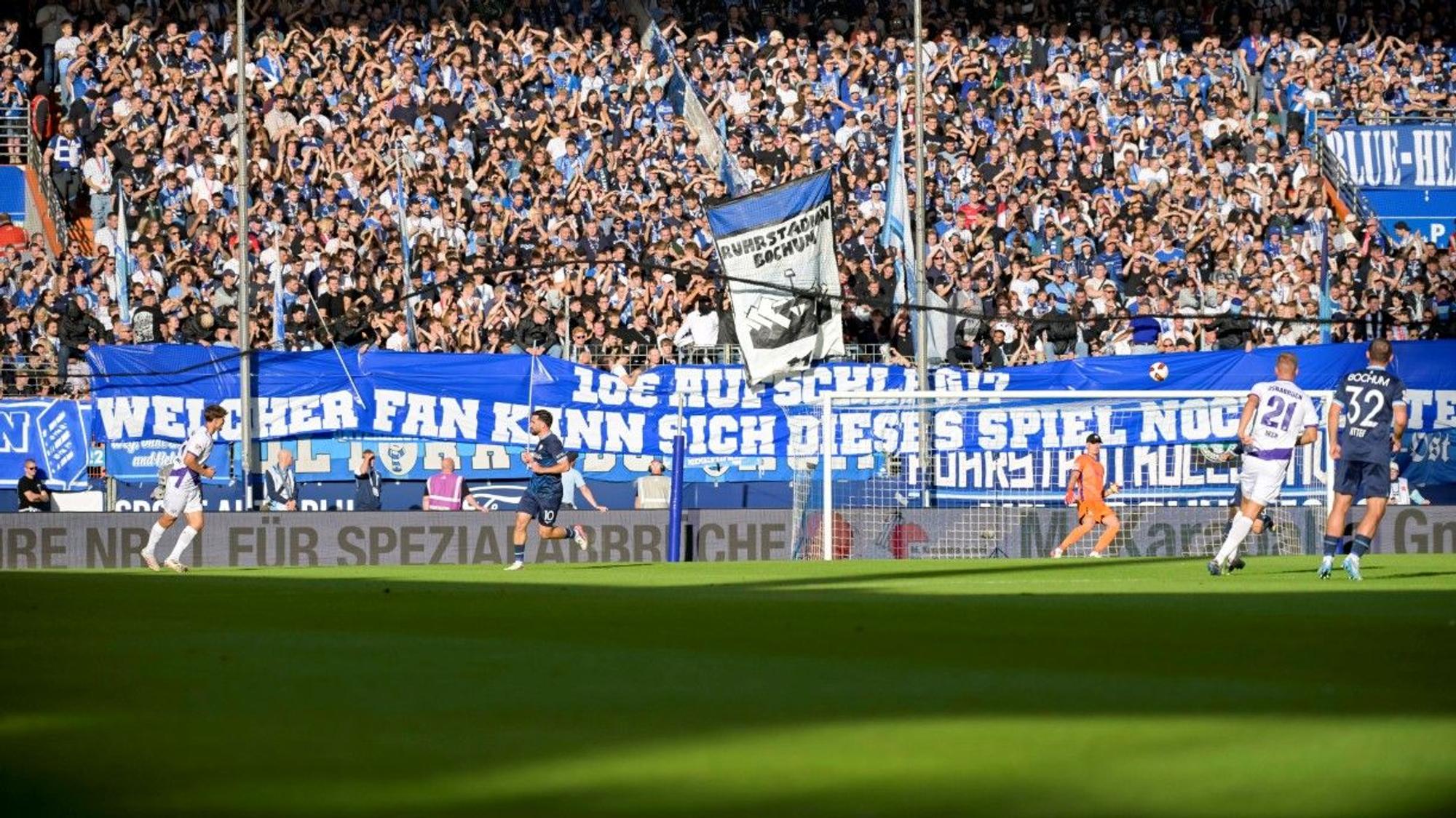 Blick auf die Fankurve des VfL Bochum im Ruhrstadion.