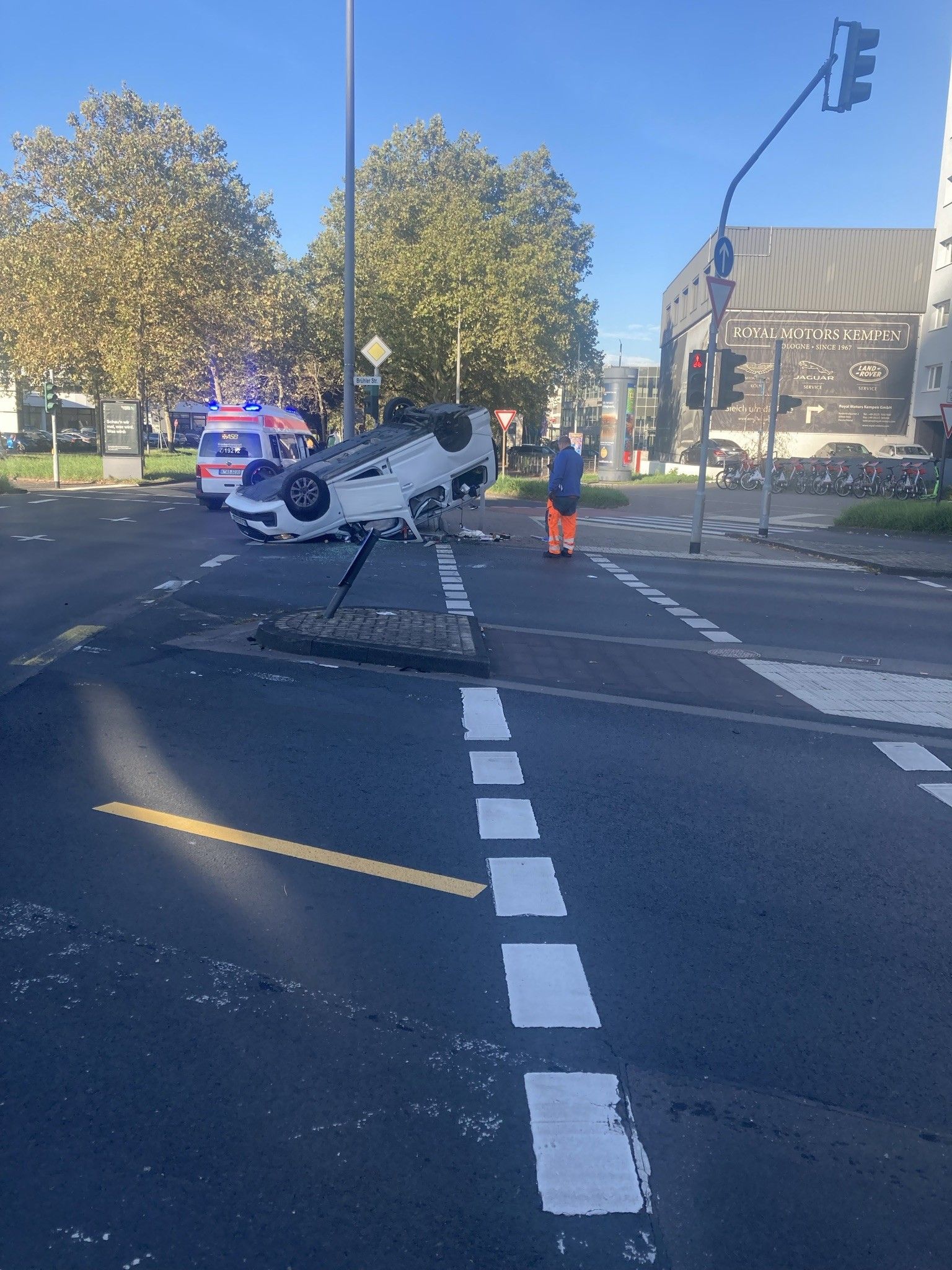 Nach einer heftigen Kollision ist ein Fahrzeug auf einer Kreuzung im Kölner Süden auf dem Dach liegengeblieben.