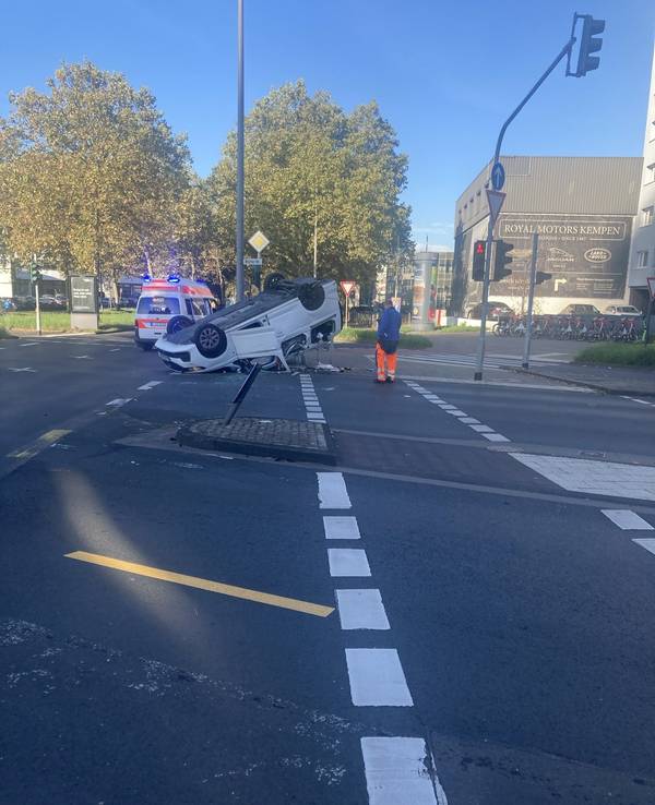 Nach einer heftigen Kollision ist ein Fahrzeug auf einer Kreuzung im Kölner Süden auf dem Dach liegengeblieben.