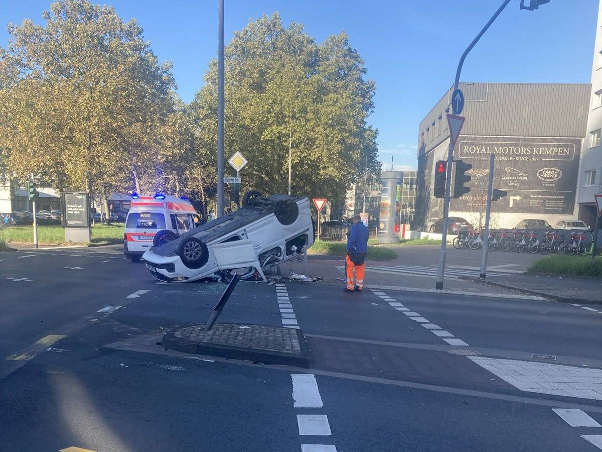 Nach einer heftigen Kollision ist ein Fahrzeug auf einer Kreuzung im Kölner Süden auf dem Dach liegengeblieben.