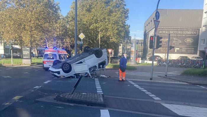 Nach einer heftigen Kollision ist ein Fahrzeug auf einer Kreuzung im Kölner Süden auf dem Dach liegengeblieben.