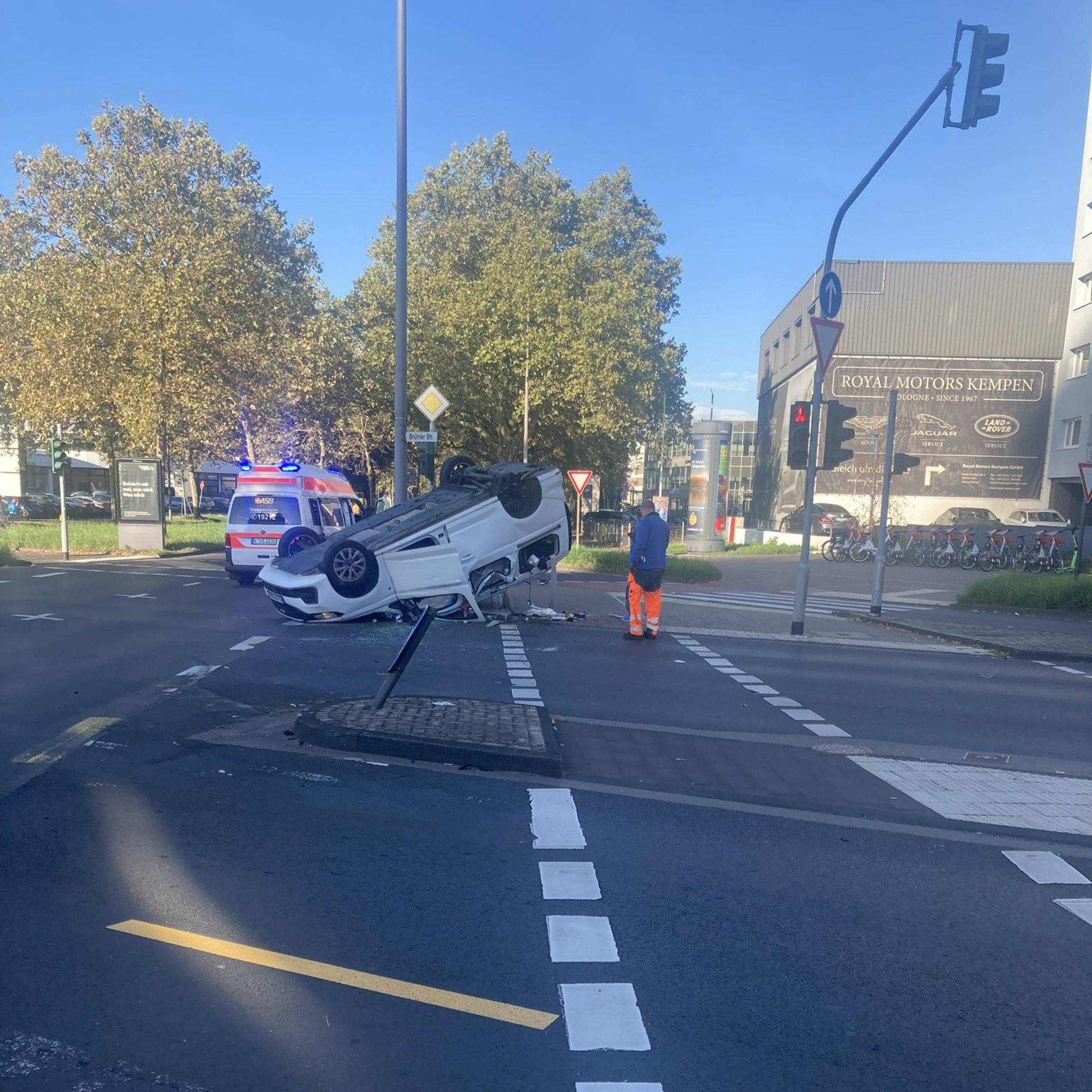 Nach einer heftigen Kollision ist ein Fahrzeug auf einer Kreuzung im Kölner Süden auf dem Dach liegengeblieben.