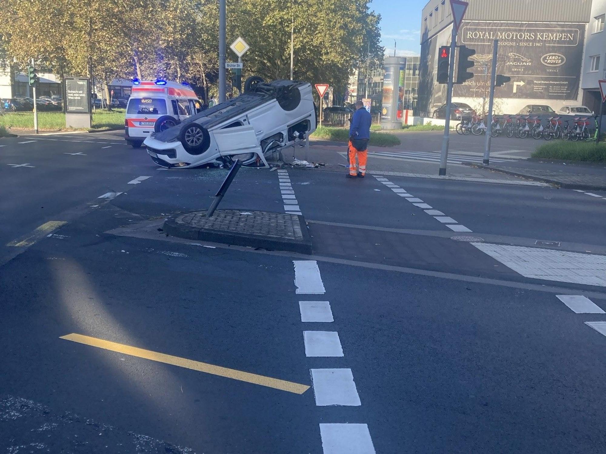 Nach einer heftigen Kollision ist ein Fahrzeug auf einer Kreuzung im Kölner Süden auf dem Dach liegengeblieben.