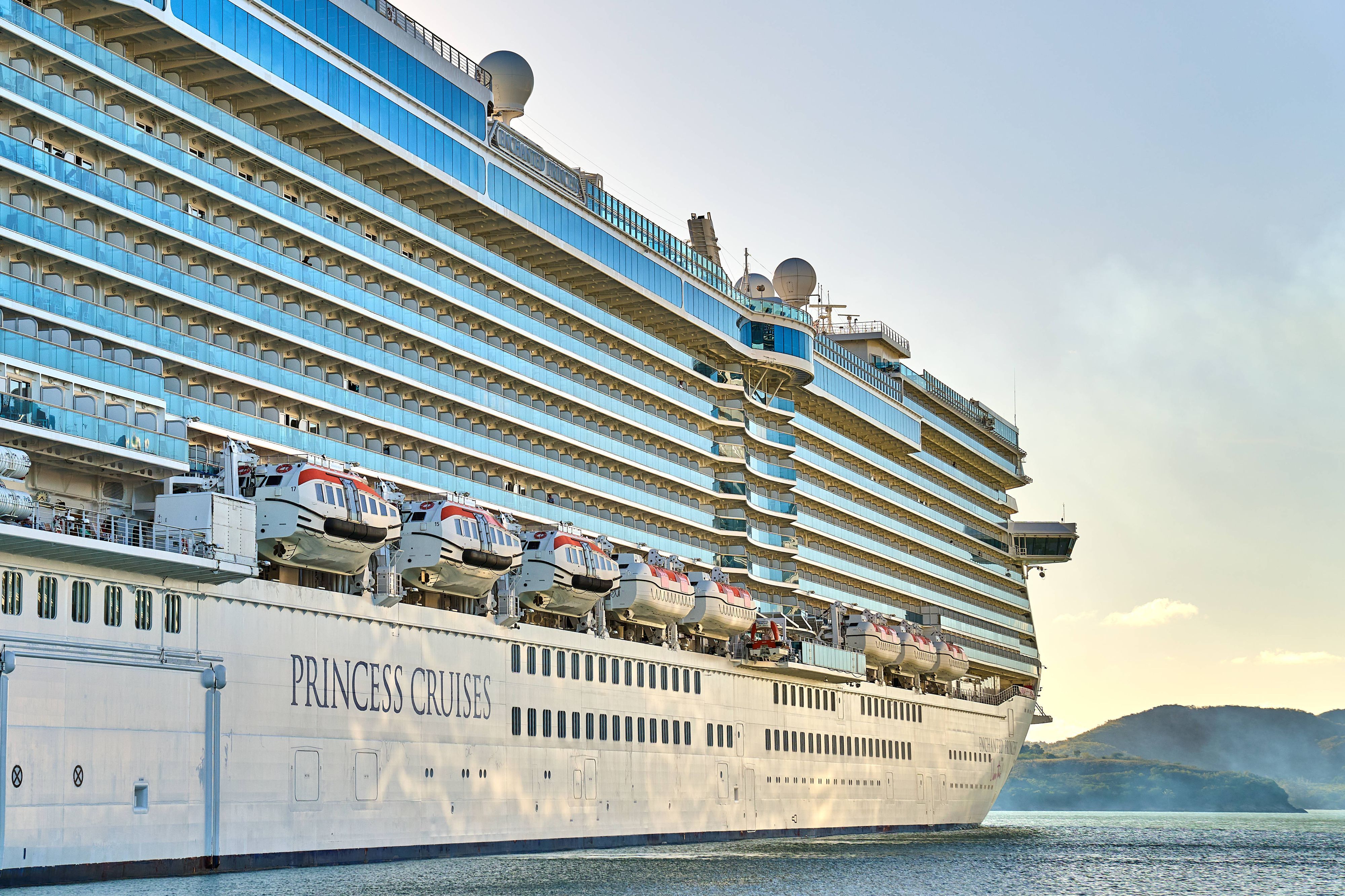 Ein Luxusliner von Princess Cruises vor Antigua.