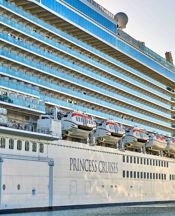 Ein Luxusliner von Princess Cruises vor Antigua.