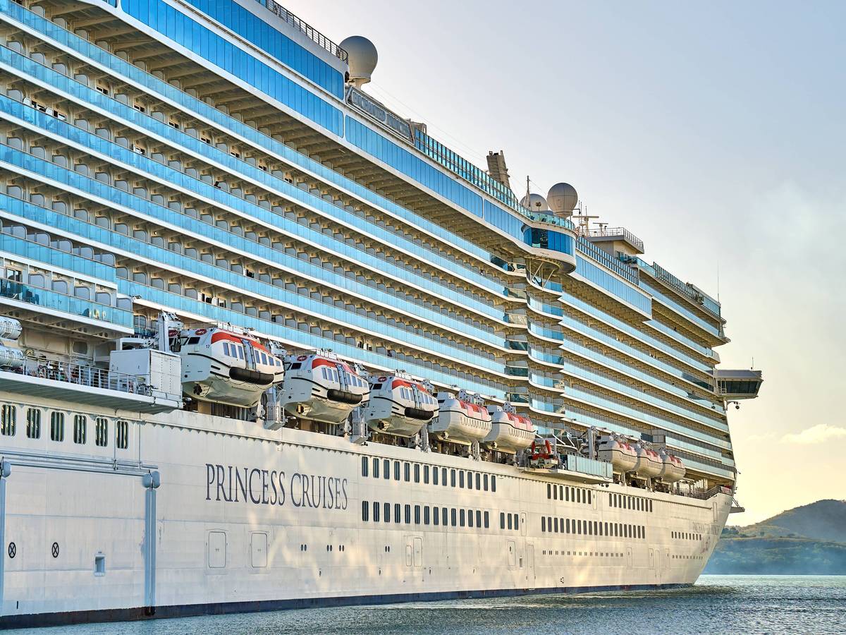 Ein Luxusliner von Princess Cruises vor Antigua.