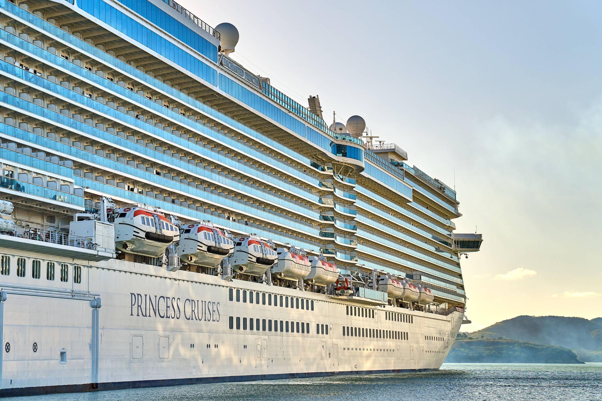 Ein Luxusliner von Princess Cruises vor Antigua.
