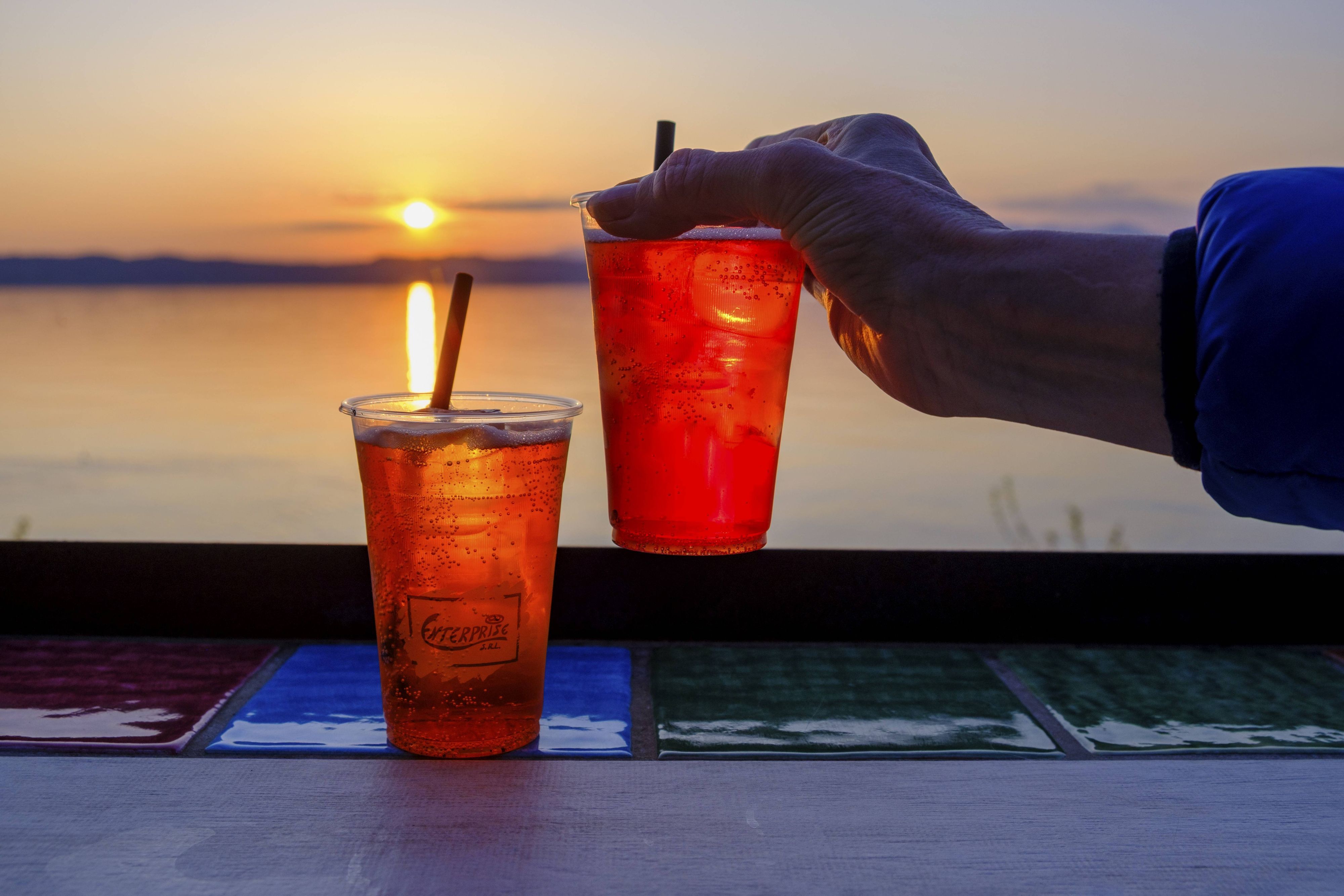 Cocktail beim Sonnenuntergang am Meer