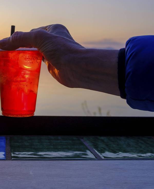 Cocktail beim Sonnenuntergang am Meer