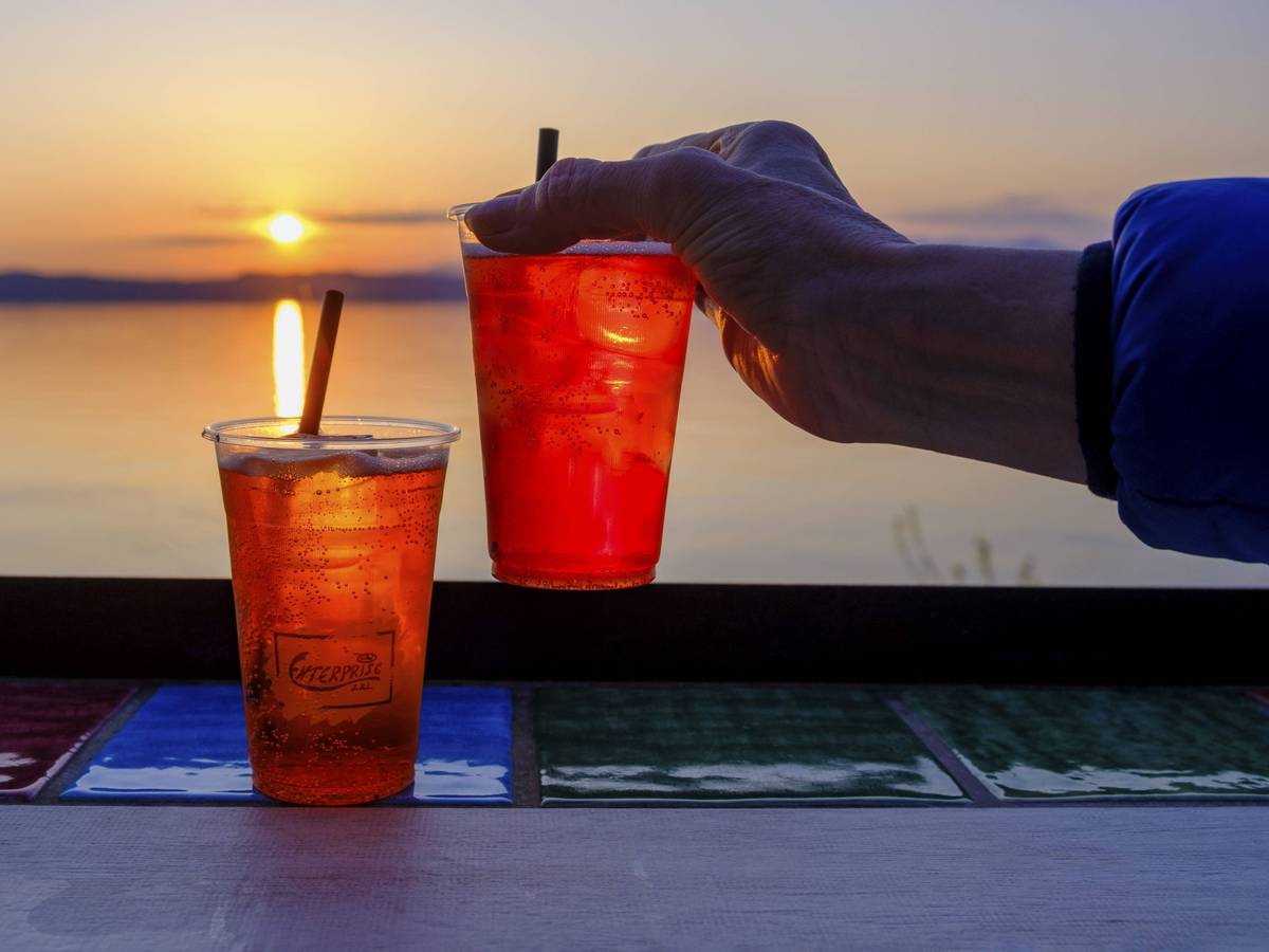 Cocktail beim Sonnenuntergang am Meer