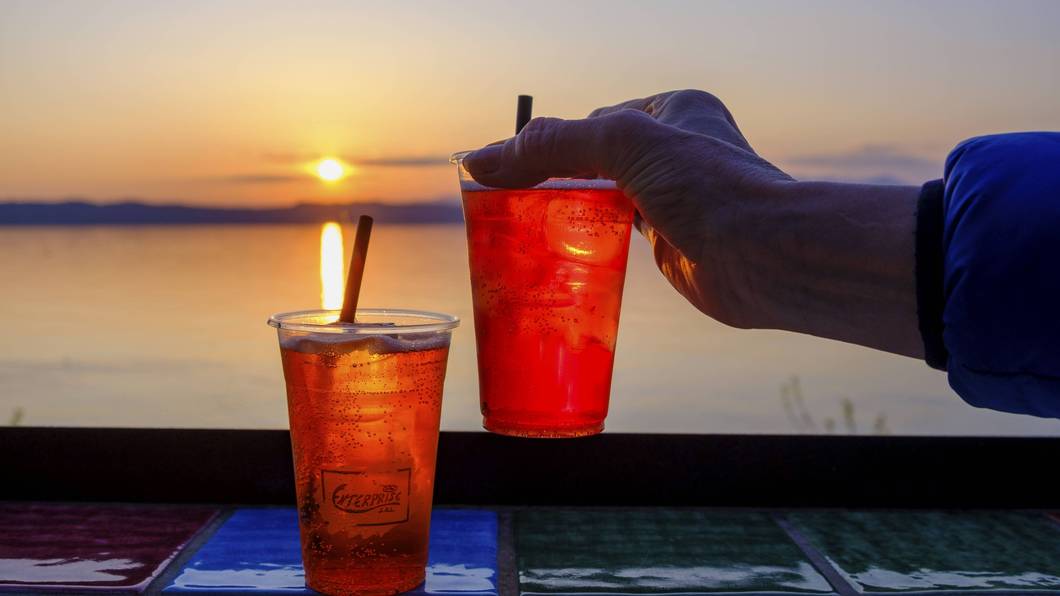 Cocktail beim Sonnenuntergang am Meer