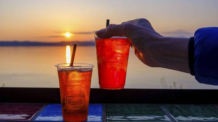 Cocktail beim Sonnenuntergang am Meer