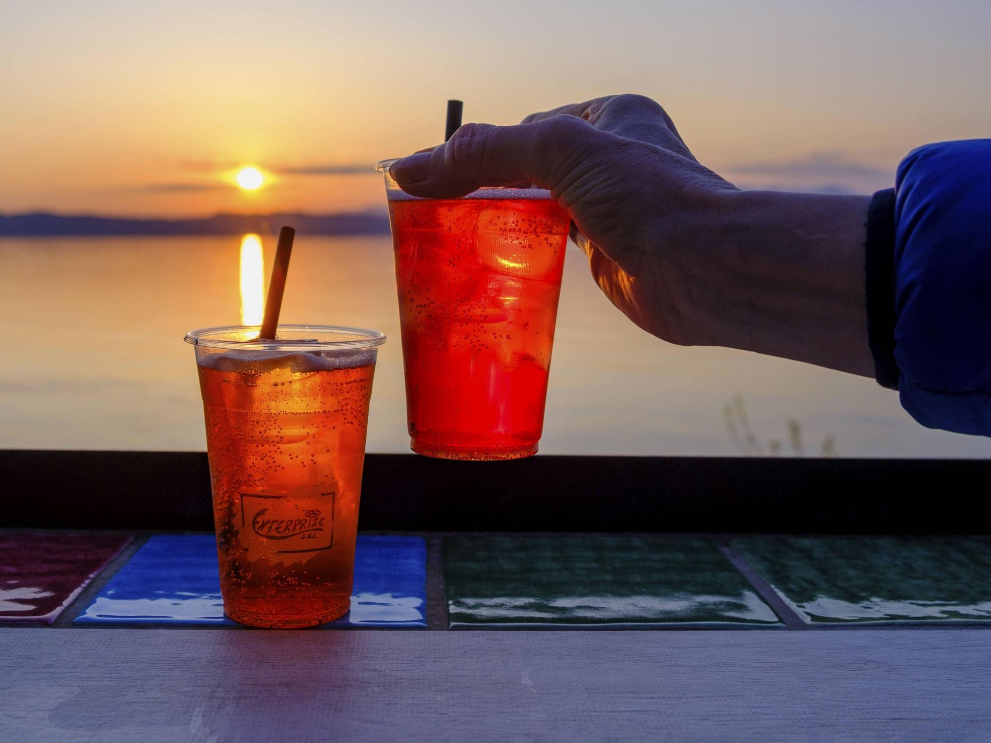 Cocktail beim Sonnenuntergang am Meer