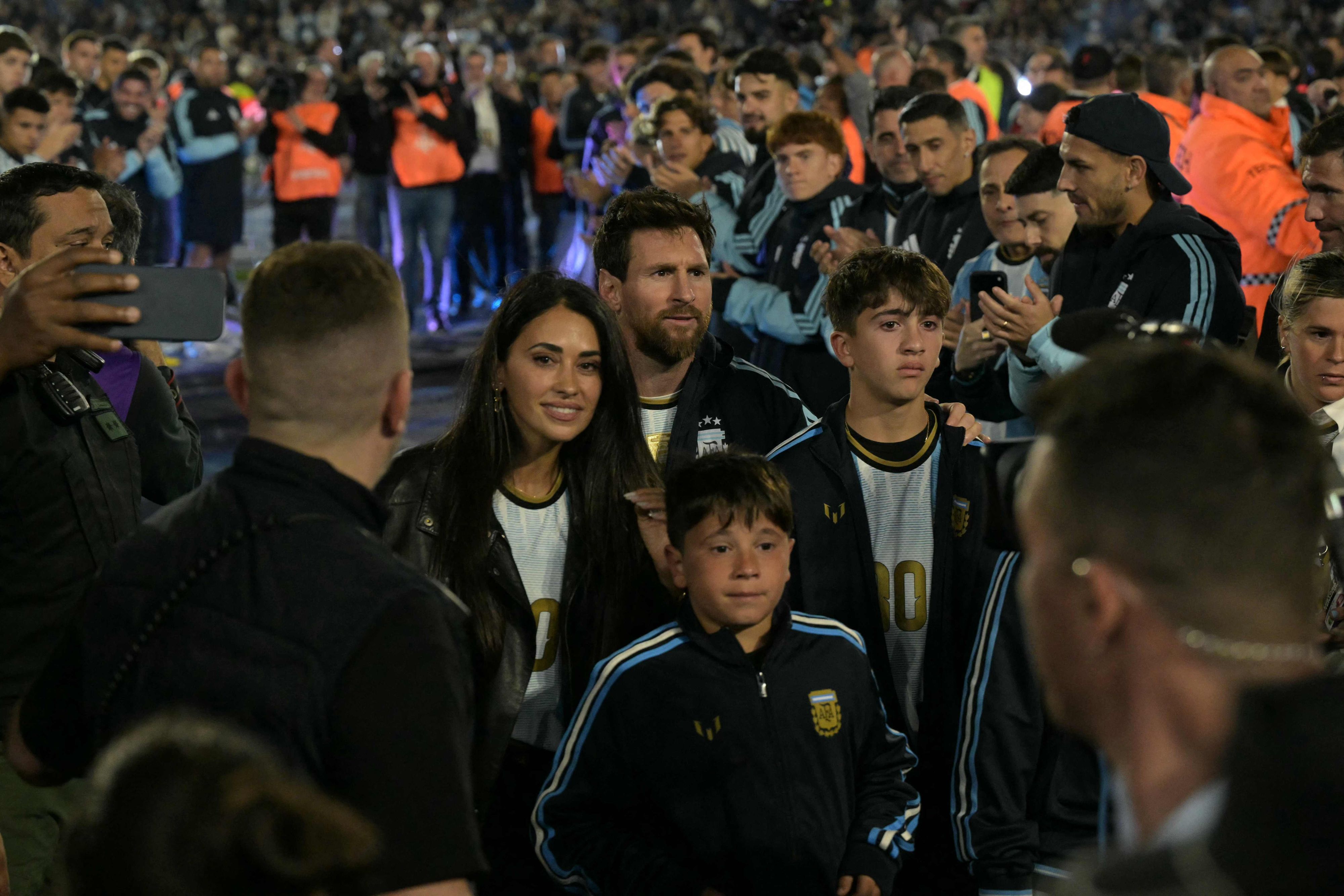 Lionel Messi mit seiner Frau Antonela Rocuzzo und den gemeinsamen Söhnen Ciro, Thiago und Mateo (verdeckt).