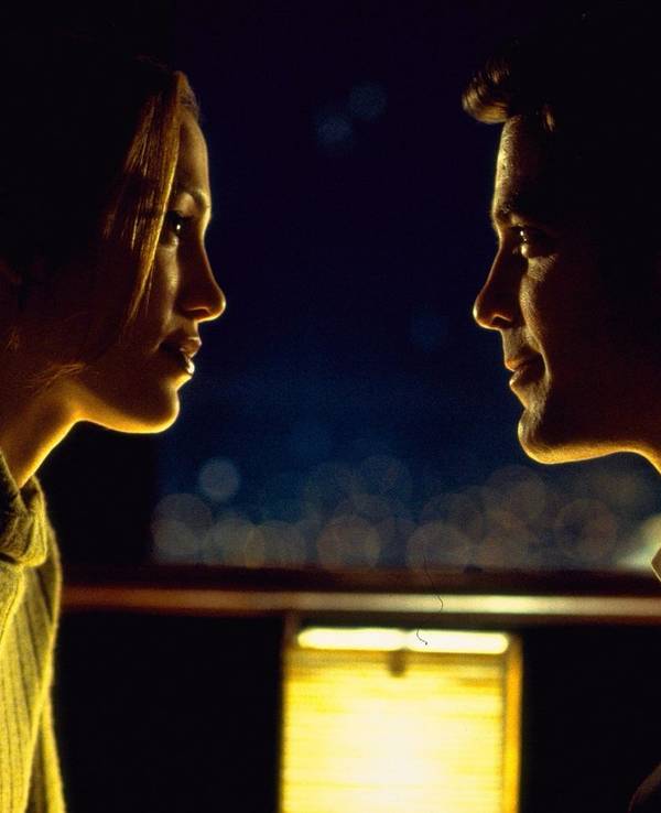 Als Bankräuber Jack Foley (George Clooney) aus dem Gefängnis ausbricht, sieht er sich gezwungen, den weiblichen US-Marshall Karen Sisco (Jennifer Lopez) zu kidnappen. (Bild: © 1998 Universal City Studios Productions, Inc. All Rights Reserved.)