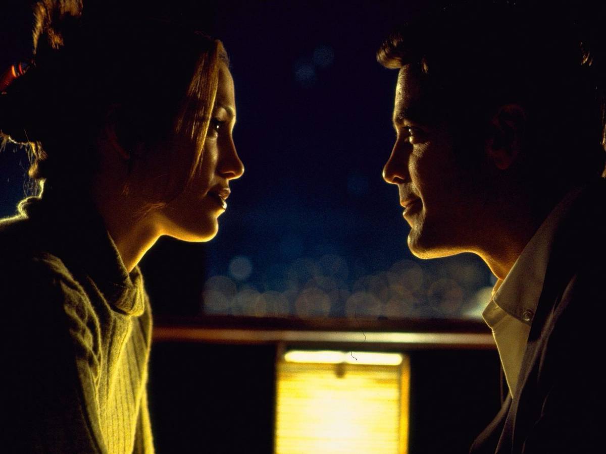 Als Bankräuber Jack Foley (George Clooney) aus dem Gefängnis ausbricht, sieht er sich gezwungen, den weiblichen US-Marshall Karen Sisco (Jennifer Lopez) zu kidnappen. (Bild: © 1998 Universal City Studios Productions, Inc. All Rights Reserved.)