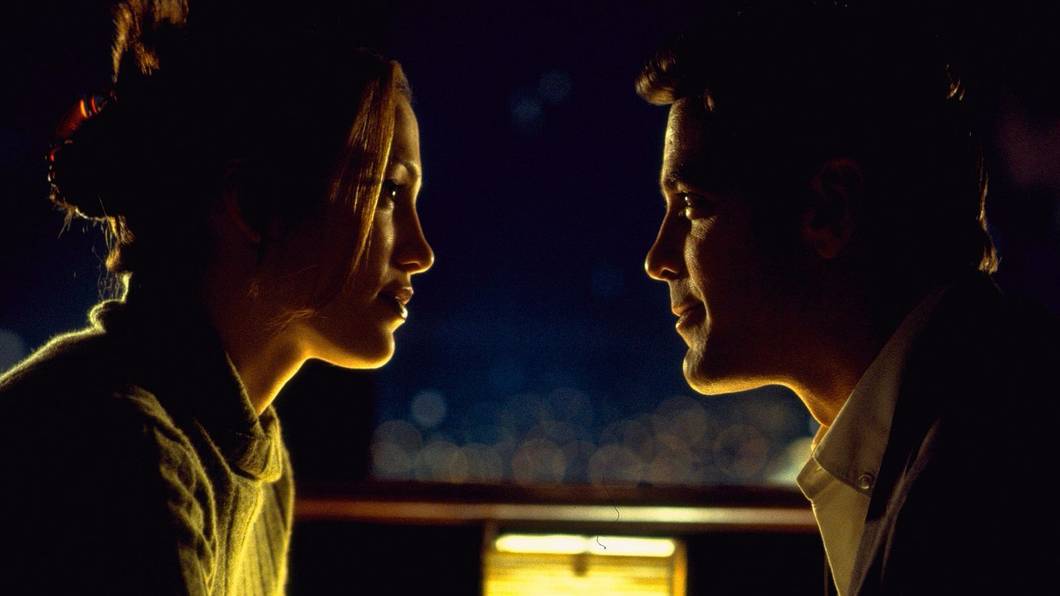 Als Bankräuber Jack Foley (George Clooney) aus dem Gefängnis ausbricht, sieht er sich gezwungen, den weiblichen US-Marshall Karen Sisco (Jennifer Lopez) zu kidnappen. (Bild: © 1998 Universal City Studios Productions, Inc. All Rights Reserved.)