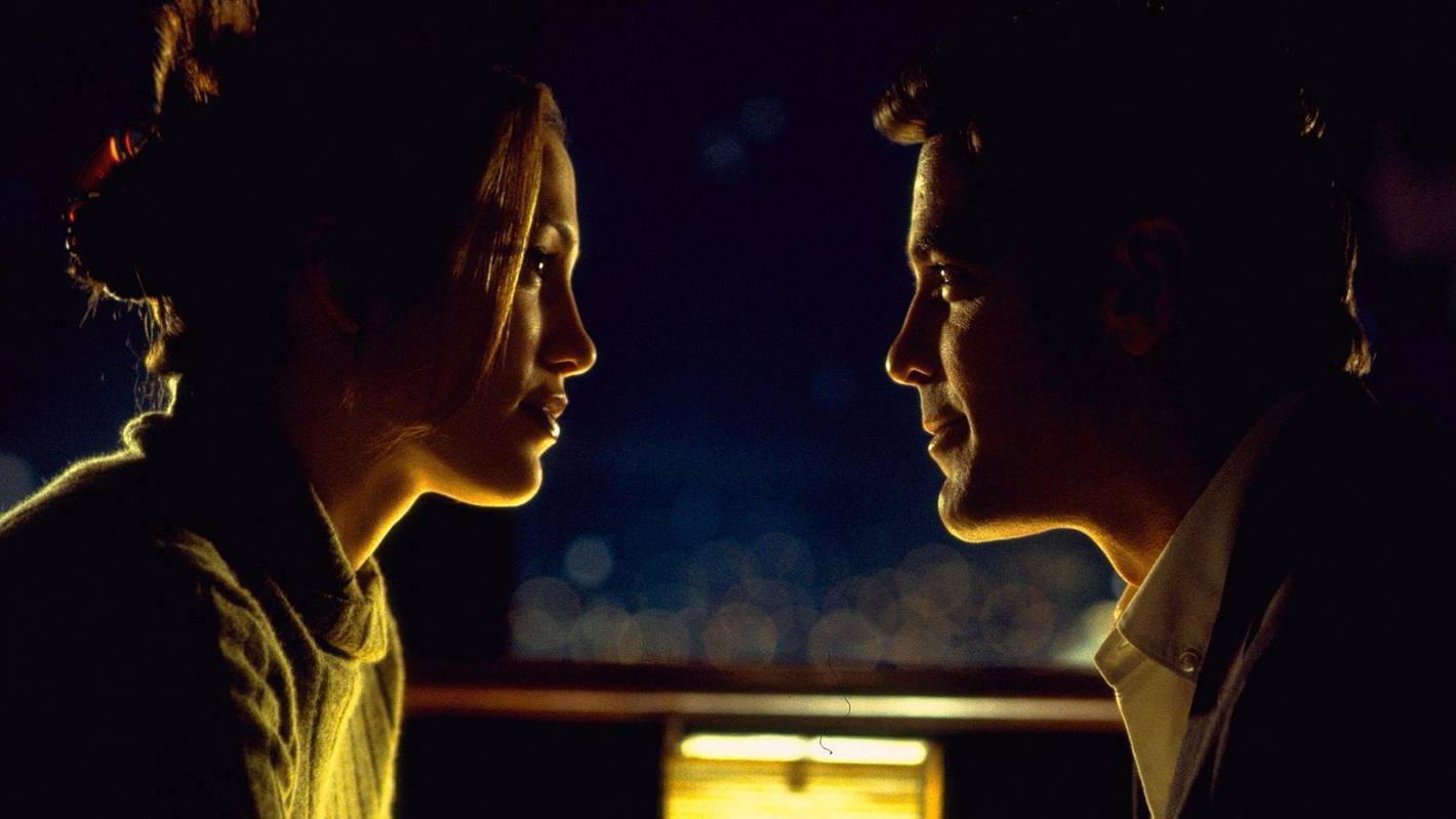 Als Bankräuber Jack Foley (George Clooney) aus dem Gefängnis ausbricht, sieht er sich gezwungen, den weiblichen US-Marshall Karen Sisco (Jennifer Lopez) zu kidnappen. (Bild: © 1998 Universal City Studios Productions, Inc. All Rights Reserved.)