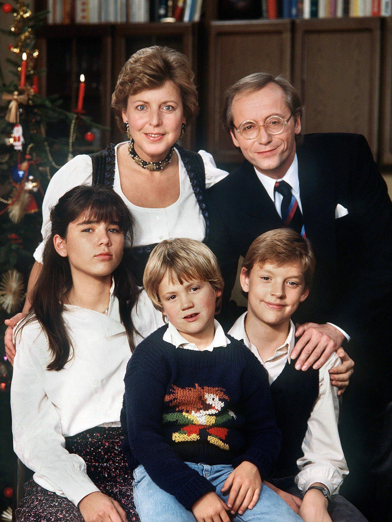 Christian Kahrmann wurde als Kind in der Serie „Lindenstraße“ bekannt. Er spielte den Benny Beimer, auf dem Foto von 1985 rechts unten zu sehen.