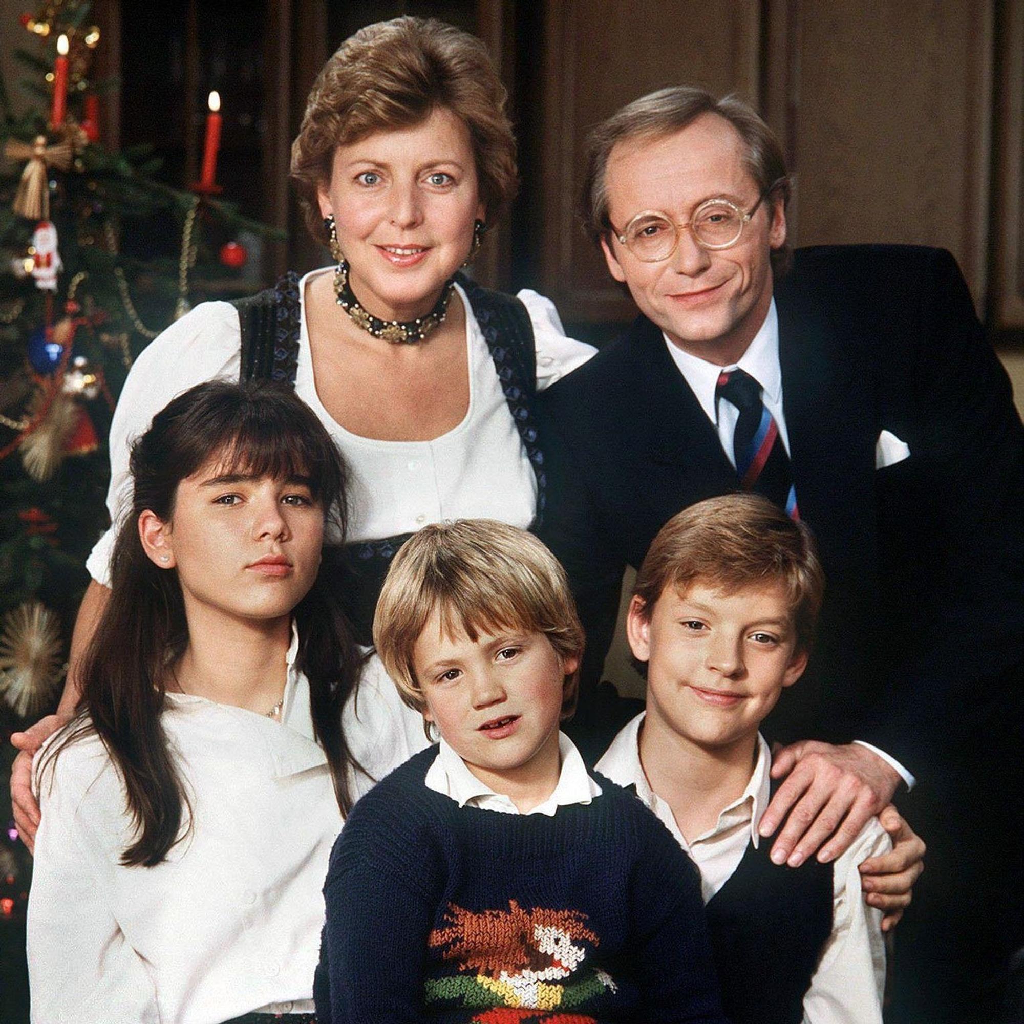 Christian Kahrmann wurde als Kind in der Serie „Lindenstraße“ bekannt. Er spielte den Benny Beimer, auf dem Foto von 1985 rechts unten zu sehen.