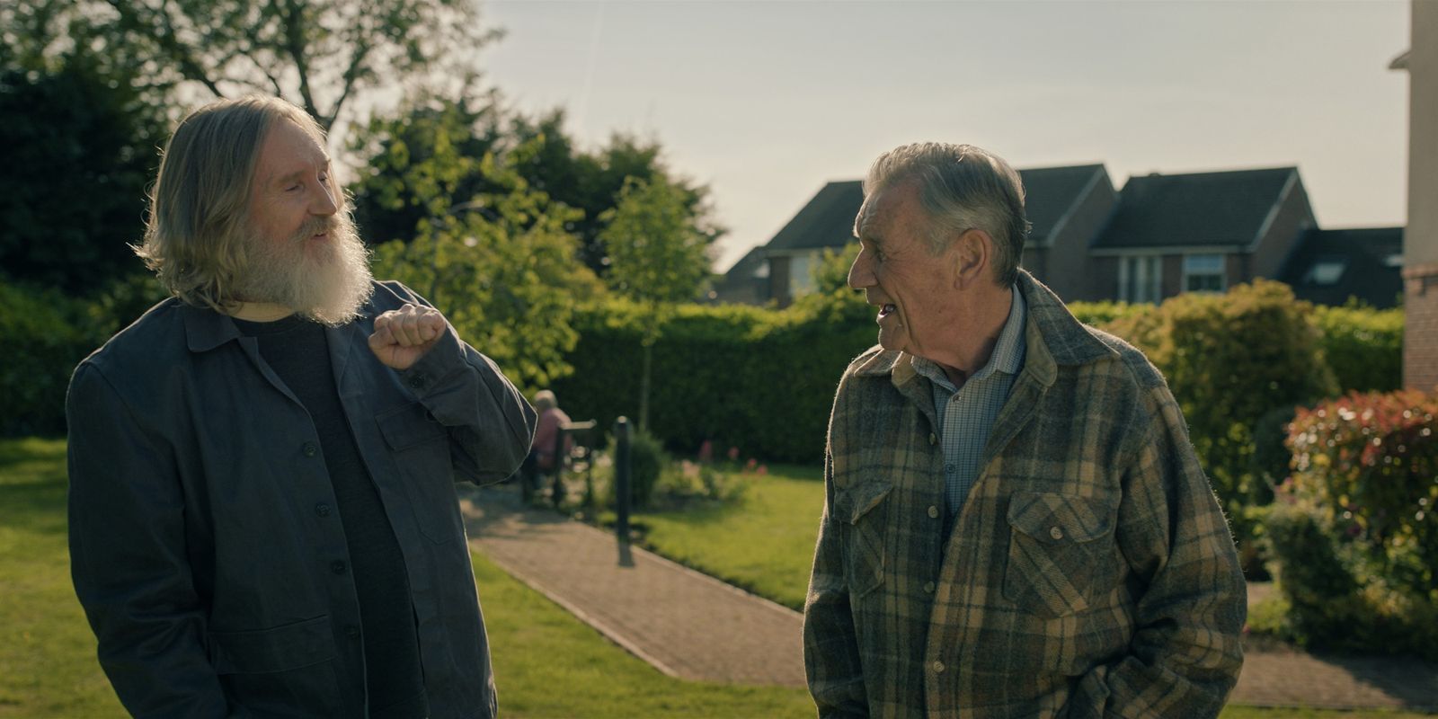 Michael (Pearce Quigley) will seinem Vater (Sir Michael Palin) zunächst nicht glauben, dass es Homunkuli wirklich gibt. (Bild: © Apple TV)