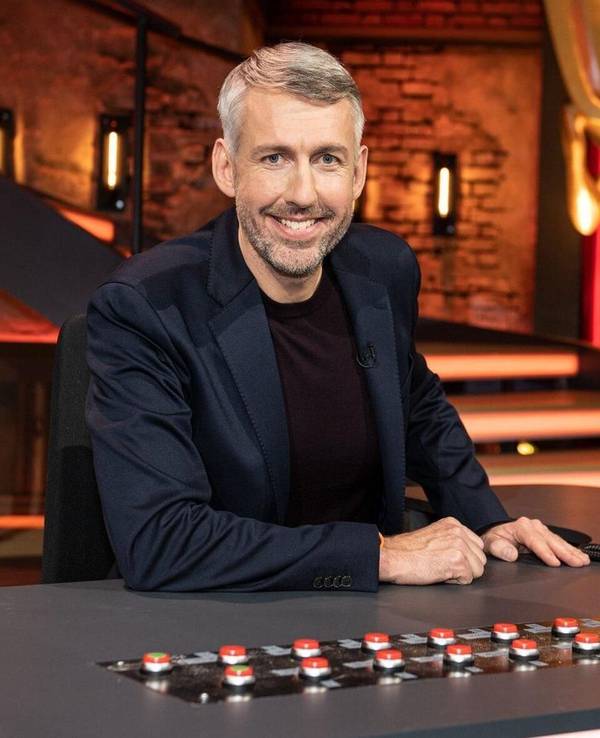 Moderator Sebastian Pufpaff arbeitete sich bei „TV total“ wieder an diversen TV-Formaten und Stars ab. (Bild: ProSieben / Willi Weber)