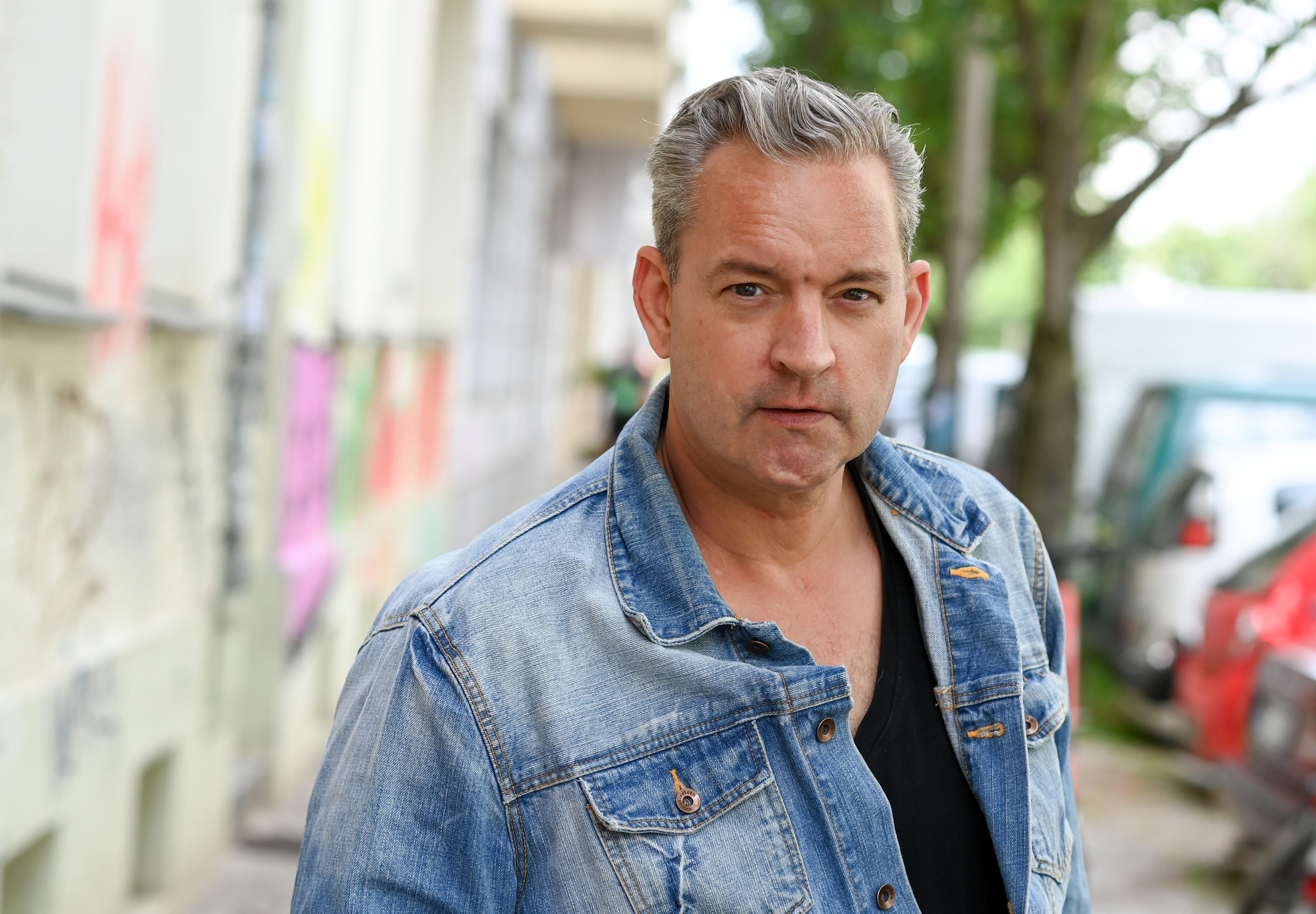 Der Schauspieler Christian Kahrmann, hier bei einem Spaziergang durch seinen Kiez in Prenzlauer Berg im Mai 2022, arbeitet als Synchronsprecher.