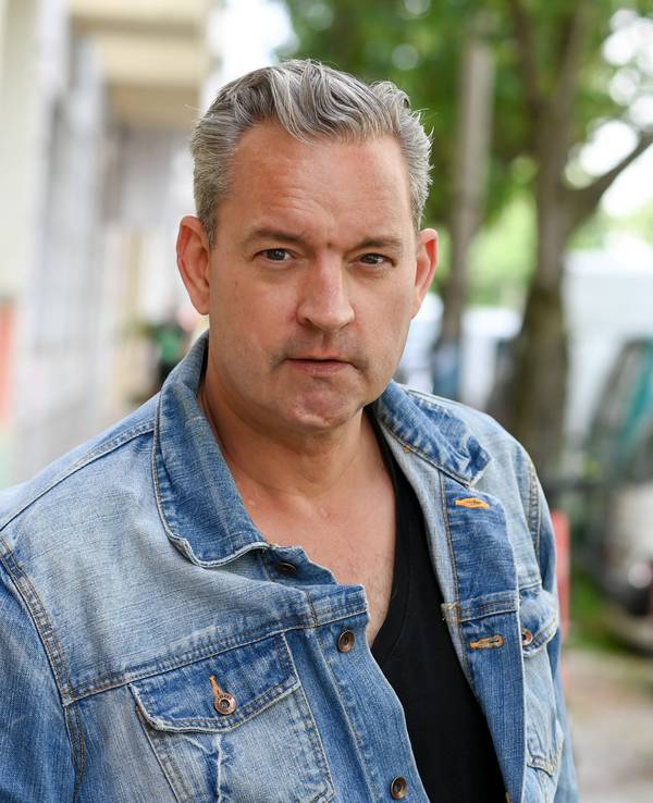 Der Schauspieler Christian Kahrmann, hier bei einem Spaziergang durch seinen Kiez in Prenzlauer Berg im Mai 2022, arbeitet als Synchronsprecher.