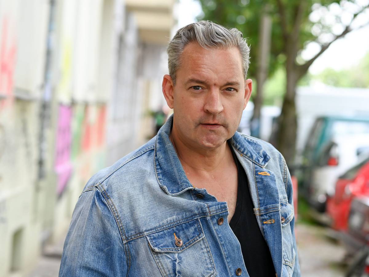 Der Schauspieler Christian Kahrmann, hier bei einem Spaziergang durch seinen Kiez in Prenzlauer Berg im Mai 2022, arbeitet als Synchronsprecher.