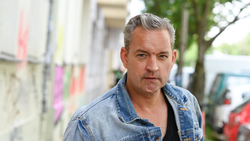 Der Schauspieler Christian Kahrmann, hier bei einem Spaziergang durch seinen Kiez in Prenzlauer Berg im Mai 2022, arbeitet als Synchronsprecher.