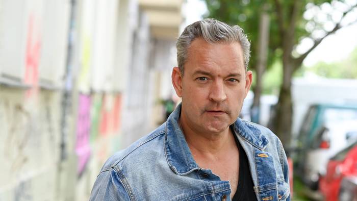 Der Schauspieler Christian Kahrmann, hier bei einem Spaziergang durch seinen Kiez in Prenzlauer Berg im Mai 2022, arbeitet als Synchronsprecher.