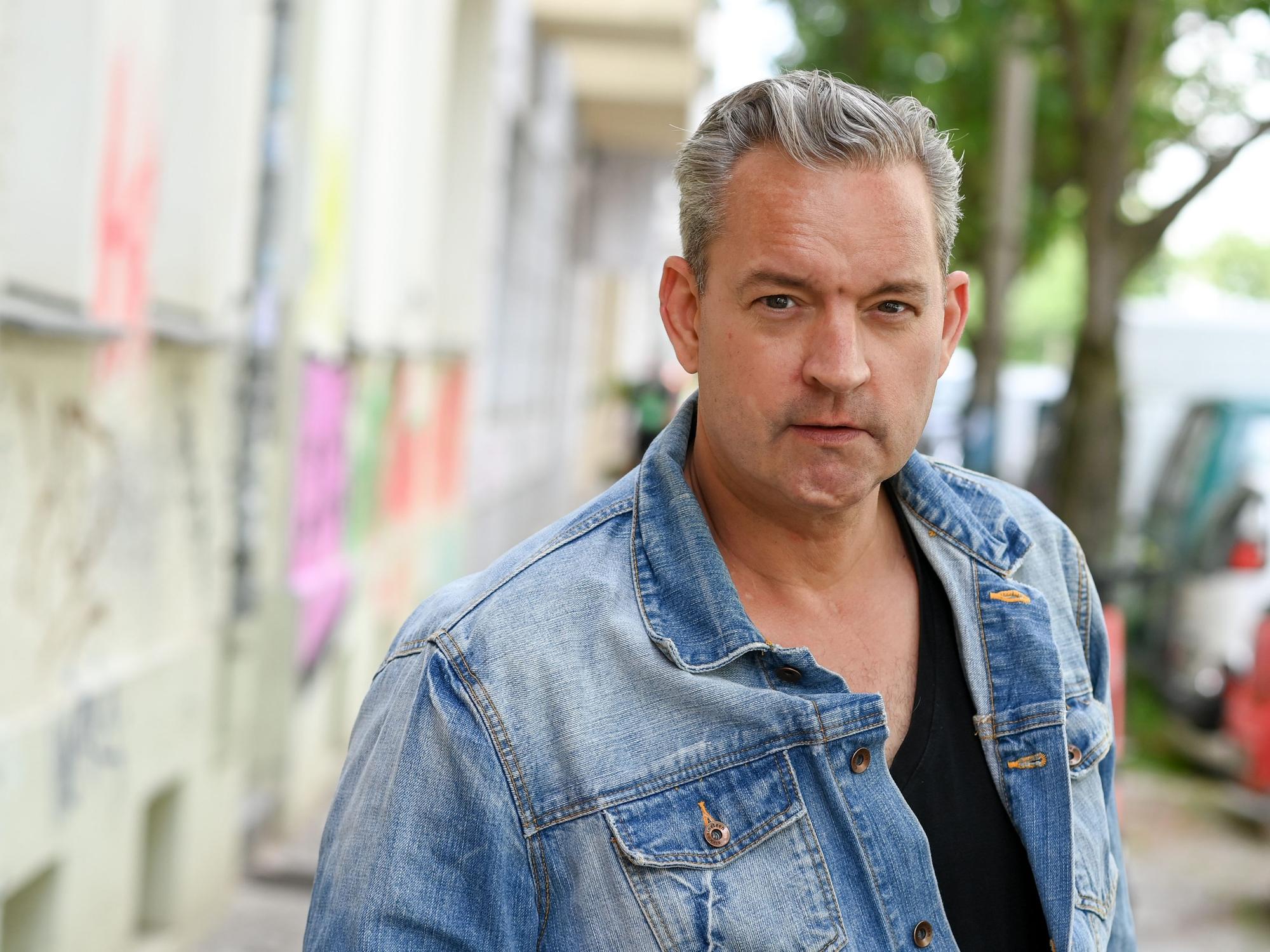 Der Schauspieler Christian Kahrmann, hier bei einem Spaziergang durch seinen Kiez in Prenzlauer Berg im Mai 2022, arbeitet als Synchronsprecher.