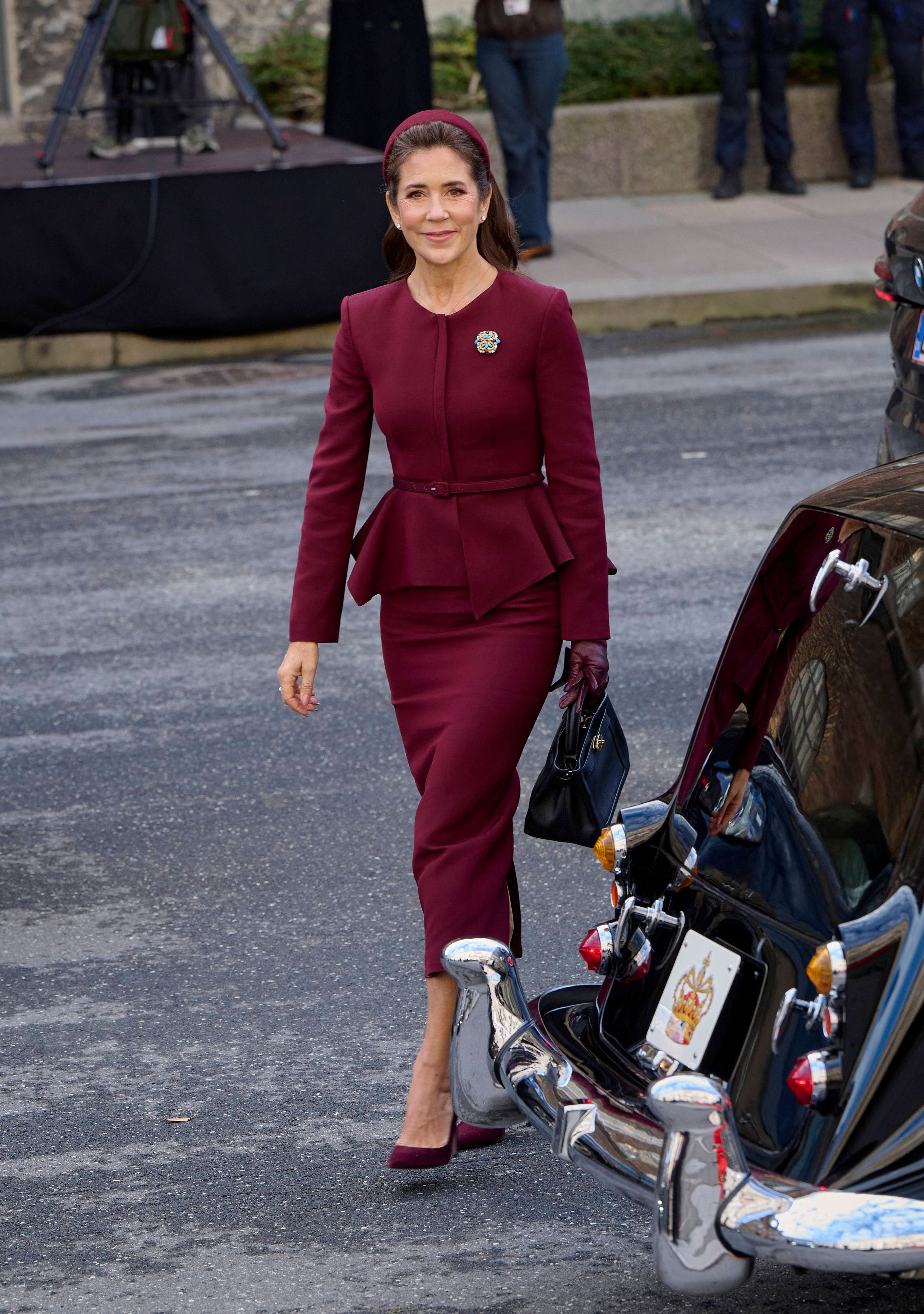 Königin Mary von Dänemark trifft an der Seite von Ehemann König Frederik zur feierlichen Parlamentseröffnung im Kopenhagener Schloss Christiansborg ein.