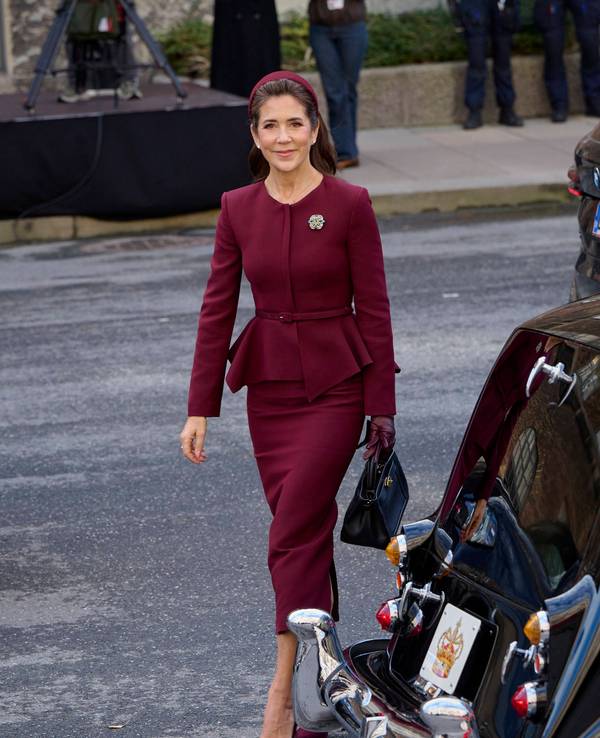 Königin Mary von Dänemark trifft an der Seite von Ehemann König Frederik zur feierlichen Parlamentseröffnung im Kopenhagener Schloss Christiansborg ein.