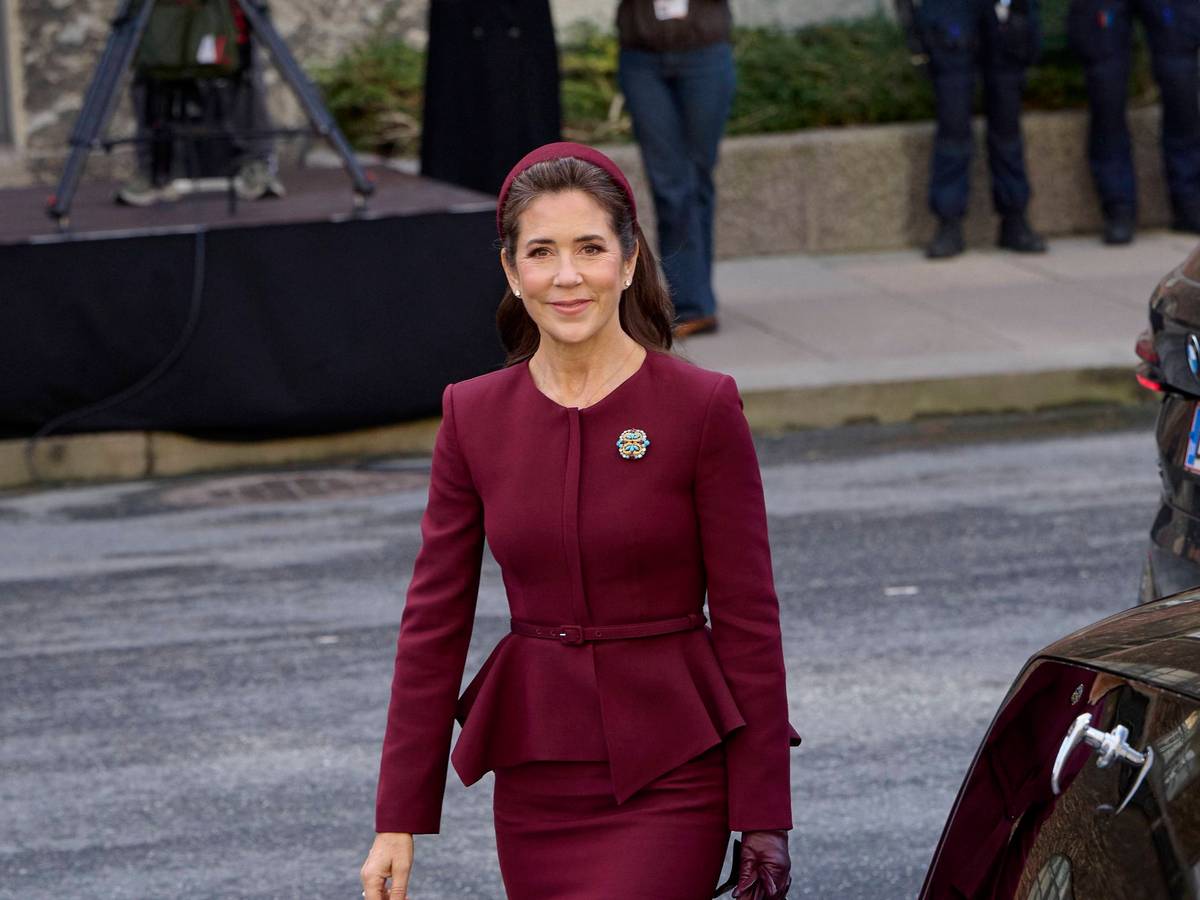 Königin Mary von Dänemark trifft an der Seite von Ehemann König Frederik zur feierlichen Parlamentseröffnung im Kopenhagener Schloss Christiansborg ein.