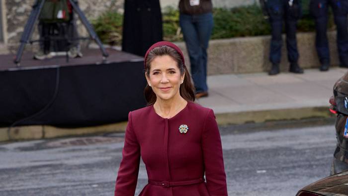 Königin Mary von Dänemark trifft an der Seite von Ehemann König Frederik zur feierlichen Parlamentseröffnung im Kopenhagener Schloss Christiansborg ein.