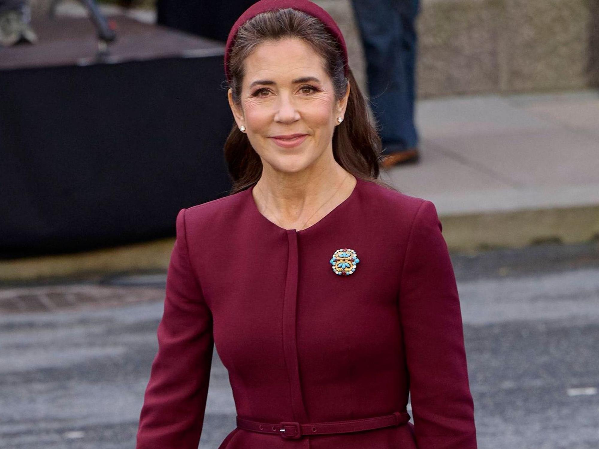 Königin Mary von Dänemark trifft an der Seite von Ehemann König Frederik zur feierlichen Parlamentseröffnung im Kopenhagener Schloss Christiansborg ein.