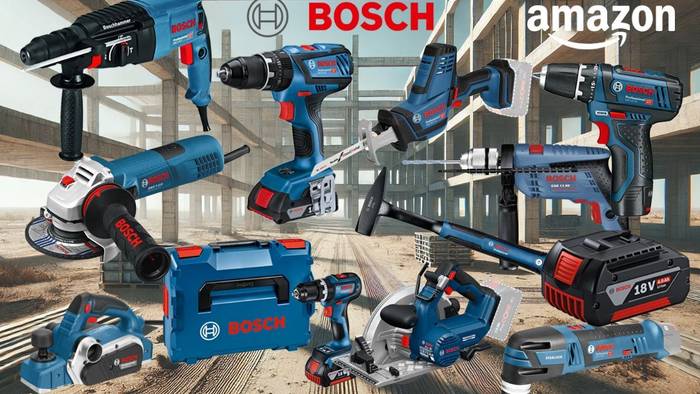 Collage verschiedener blauer Bosch Professional Werkzeuge (Bohrhammer, Schlagbohrmaschine, Akkubohrer, Winkelschleifer, 18V Akku, blauer Werkzeugkoffer) vor Hintergrund einer Baustelle mit Betonpfeilern.