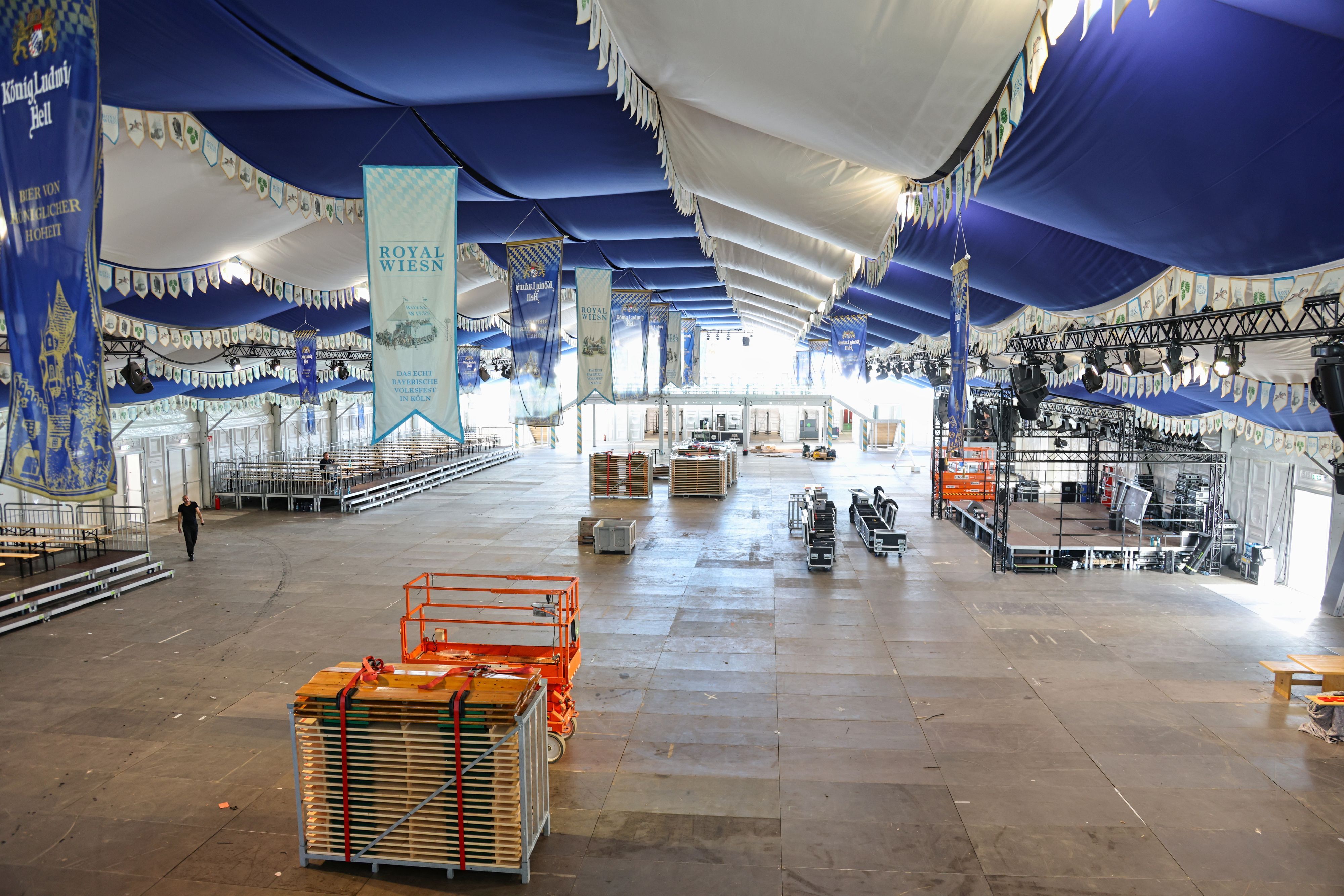 Blick in das Festzelt der Royal Wiesn.