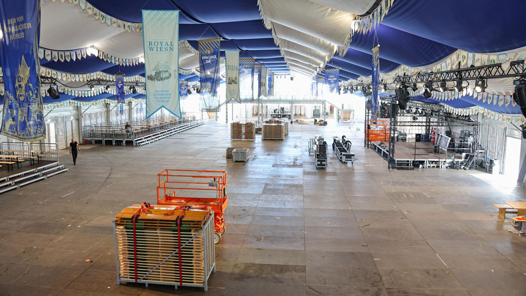 Blick in das Festzelt der Royal Wiesn.